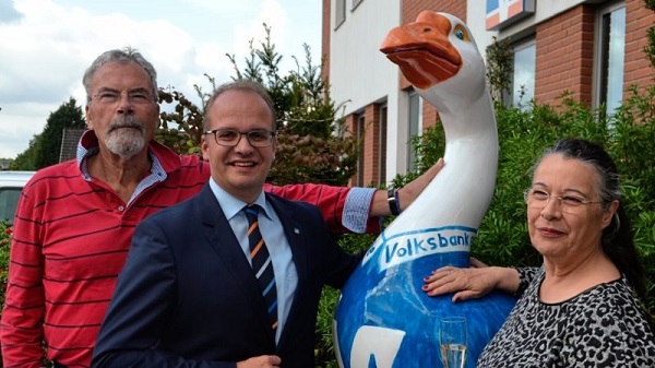 80. Ganterskulptur enthüllt